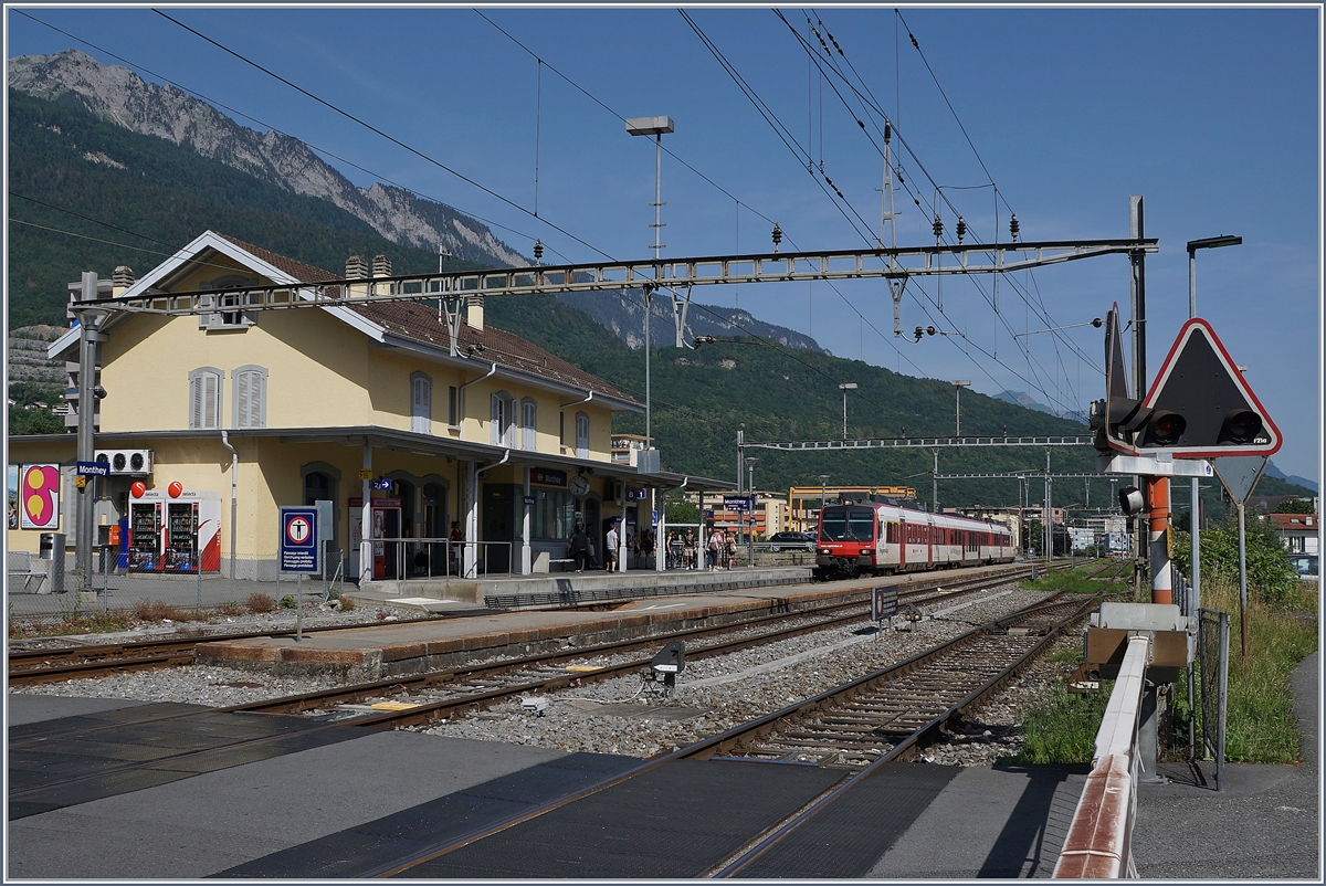 Der Region Alps Regionalzug 6113 von St-Gingolph nach Brig erreicht Monthey.

25. Juni 2019