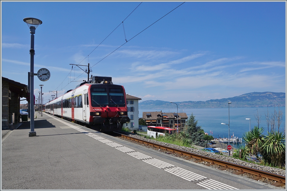 Der Regionalzug 6125 bestehend aus dem ABt (ABt NPZ DO 50 85 39-43 804-6 CH-SBB), dem B (B NPZ DO 50 85 29-43 140-7 CH-SBB) und dem RBDe 560 221-4 (RBDe 560 DO 94 85 7 560 221-4 CH-SBB) wartet auf die Abfahrtszeit für die Rückfahrt nach Brig. Üblicherweise sind hier Region Alps Domino Züge im Einsatz, somit stellt dieser SBB Domino eine erst auf den zweiten Blick erkennbare  Abwechslung  dar. 

22. Juli 2022