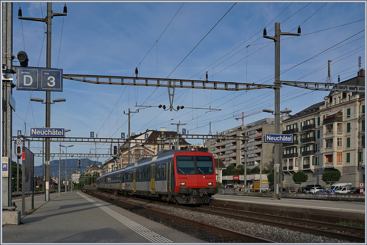 Der Regionalzug 7257 erreicht von Yverdon kommend sein Ziel Neuch�tel. Er wird dann als RE 18122 nach Frasne weiterfahren. 

13. August 2019