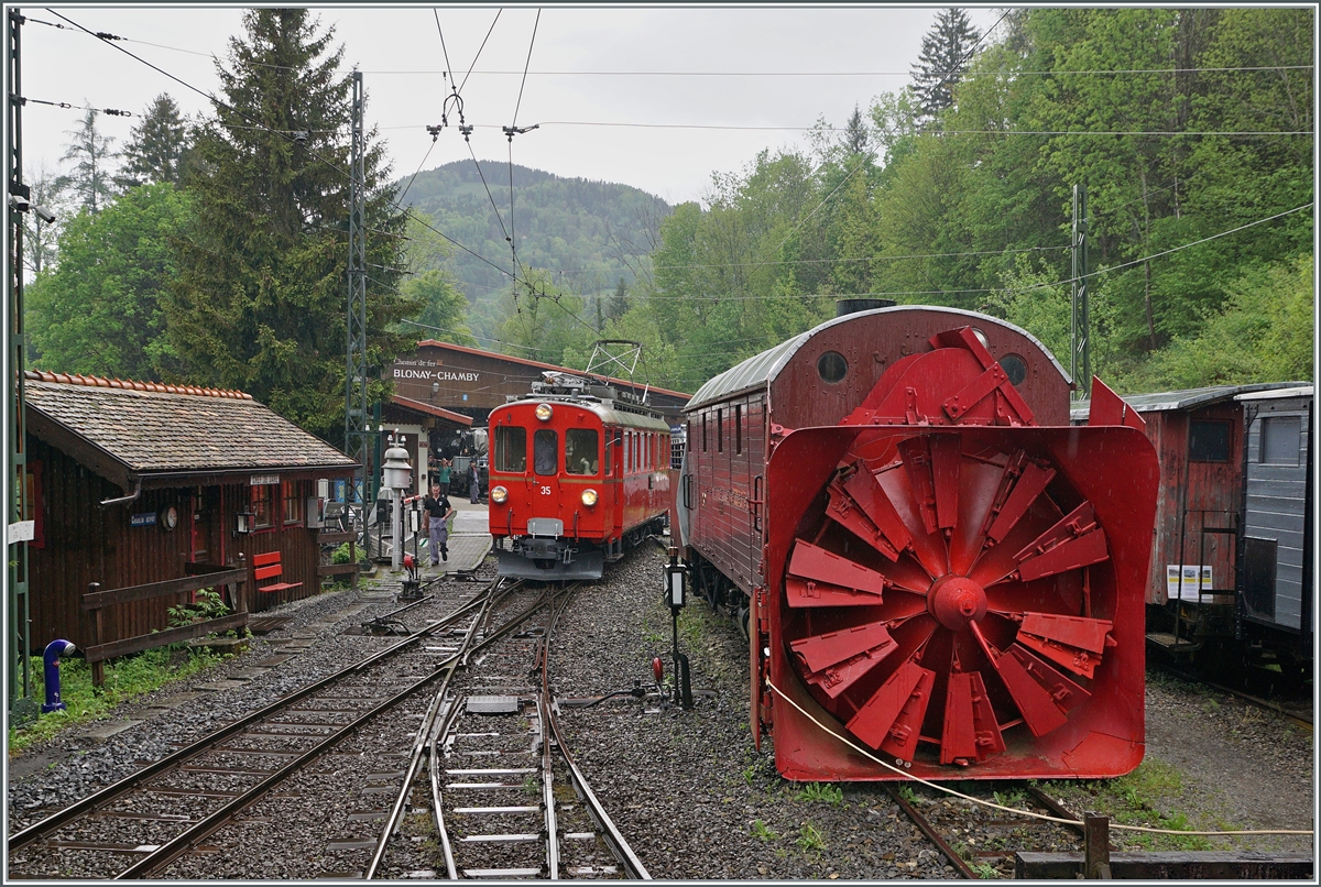 Der RhB Bernina Bahn ABe 4/4 I N° 35 der Blonay Chamby Bahn und die Dampfschneeschleuder Xrot 1052 verbreiten in Chaulin Bernina-Bahn Ambiente. 

3. Mai 2025