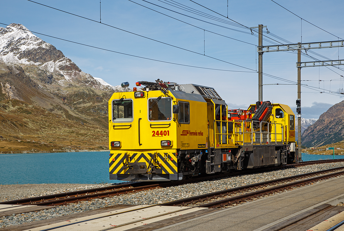 Der RhB (Rhätische Bahn) Xmf 6/6 24401, ex 92020, ein Fahrleitungsturmwagen vom Typ Plasser & Theurer MTW 100.160 ist am 13.09.2017, auf dem höchsten Punkt der Berninabahn (2.256 m ü. M.), beim Bahnhof Ospizio Bernina (Bernina Hospiz) abgestellt. Ospizio Bernina ist auch die höchstgelegene Bahnstation im Netz der Rhätischen Bahn.

Der MTW 100.160 wurde 2007 von Plasser & Theurer unter der Maschinen-Nr. 934 gebaut.

TECHNISCHE DATEN:
Spurweite: 1.000 mm (Meterspur)
Achsformel: Bo’+Bo’Bo’
Baujahr: 2007
Länge über Puffer: 19,26 m
Drehzapfenabstand: 5,35 m / 8,50 m
Achsabstand im Drehgestell: 1.800 mm
Leistung der Dieselmotoren: 2 x 395 kW
Eigengewicht: 69,00 t
Höchstgeschwindigkeit: 90 km/h (eigen oder geschleppt) 