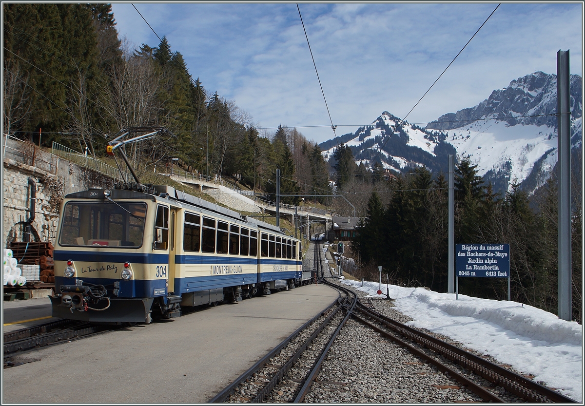 Der Rochers de Naye Beh 4/8 als Sch�lerzug nach Haut de Caux (und somit ohne Vorstellwagen) in Caux.

10. M�rz 2015
