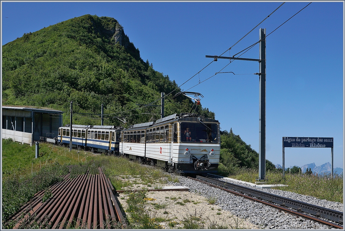 Der Rochers de Naye Bhe 4/8 305 und 304 bei der Wasserscheide von Rhone und Rhein oberhalb von Jaman. 
1. Juli 2018