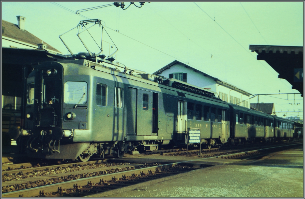 Der SBB BDe 4/4 1631 wartet mit einem Regionalzug nach Aarau in Zofingen au die Abfahrt.

3. März 1985
