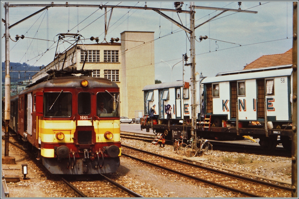 Der SBB De 4/4 1661 erreicht mit seinem Regionalzug nach Beromünster Reinach SBB. 
22. Juli 1987 