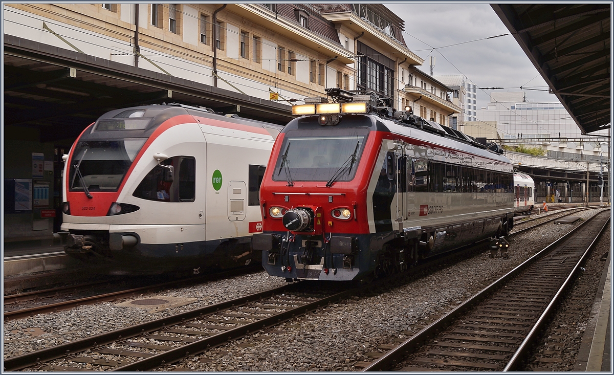 Der SBB Infrastrukturdiagnose XTmas 99 85 9 160-5 und der bewegungsunscharfe, da ausfahrende SBB RABe 523 024 in Lausanne.

6. Sept. 2020