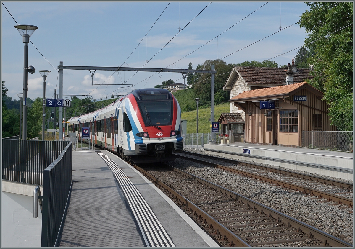 Der SBB LEX RABe 522 229 verlässt Russin in Richtung La Plaine. 

28. Juni 2021  
