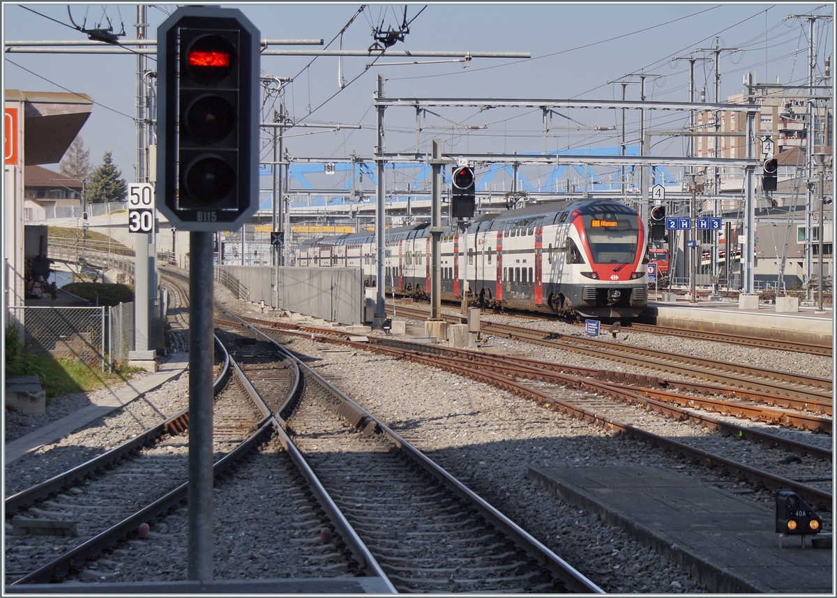 Der SBB RABe 511 028 verlässt Renens VD als S3 nach Allaman; links im Bild das Ausfahrsignal de TSOL (M1). 

10. Mäazr 2022