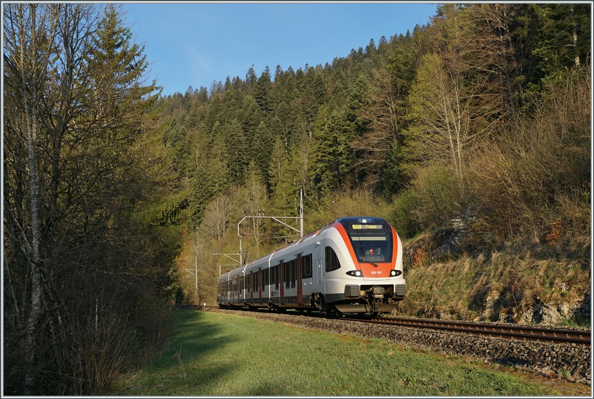 Der SBB RABe 522 207 ist als RE 18122 bei Boveresse auf dem Weg von Neuchâtel nach Frasne.

16. April 2022
