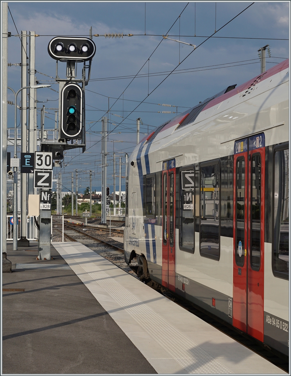 Der SBB RABe 522 verlässt an einem typischen SNCF Signal vorbei Annemasse. 

28. Juni 2021