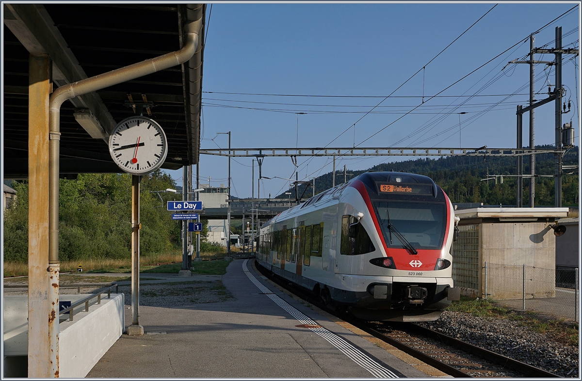 Der SBB RABe 523 060 verlässt Le Day Richtung Vallorbe.
28. August 2018