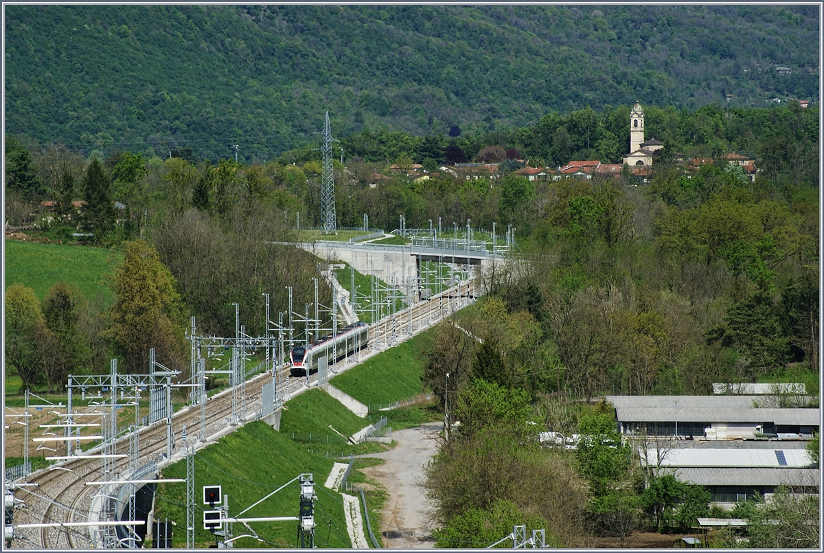 Der SBB TILO RABe 524 104  Airolo  auf der Fahrt auf der Neubaustrecke Richtung Mendrisio kurz nach der Abzweigung P.M. Bevera (km 7.525). 

27. April 2019