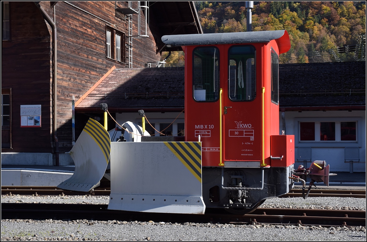 Der Schneepflug auf der Innertkirchen-Meiringen-Bahn steht hier in Meiringen schon topfit für den Winter parat. Oktober 2017.