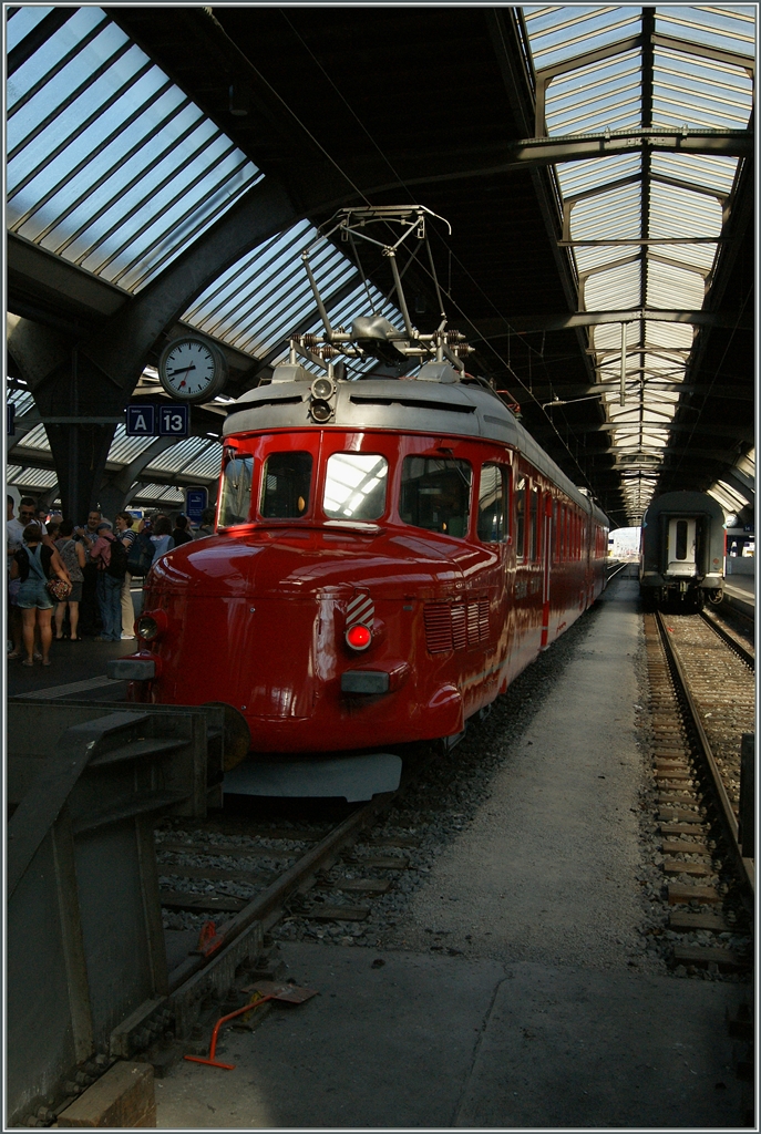 Der sch�ne  Churchill  - Pfeil RAe 4/8 wartet in Z�rich auf die Abfahrt.
6. Juni 2015