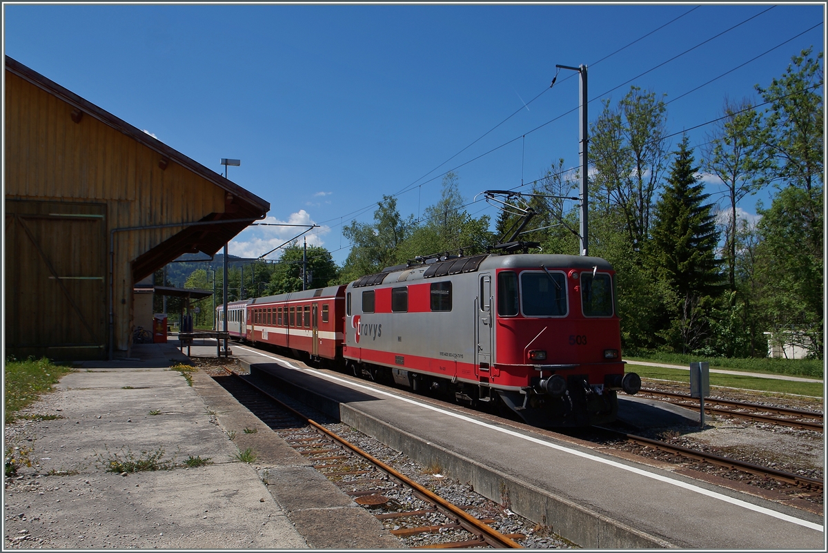 Der Schülerzug mit er RE 4/4 II 503 (ex SBB Re 4/4 11119) wendet in Le Pont zur Rückfahrt nach Le Brassus.
3. Juni 2015