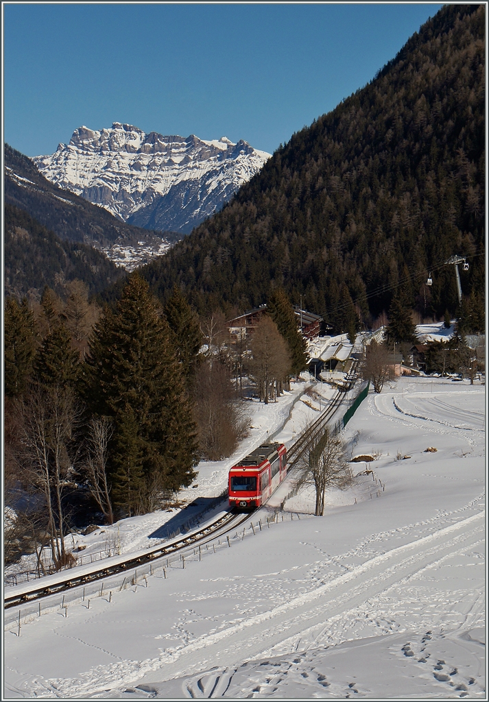 Der SNCF TER 18934 hat Vallorcine (im Hintergrund zu sehen) verlassen und fährt nun Richtung Chamonix.
20. Feb. 2015
