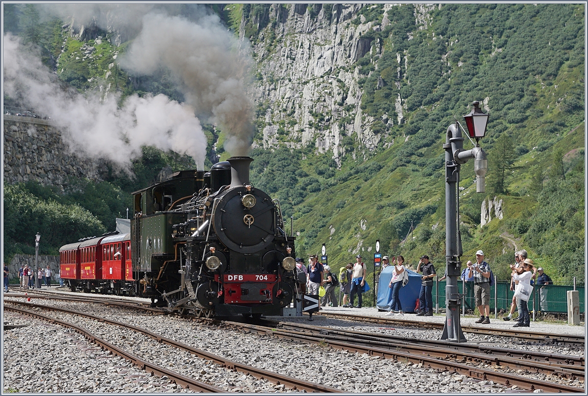 Der Stargast des heutigen Festtages: die HG 4/4 704 (ex 40-304 der Vietnamesischen Eisenbahn) ist mir ihrem Zug in Gletsch eingetroffen und rangiert nun für die Fahrt nach der Station Furka.

31. August 2019