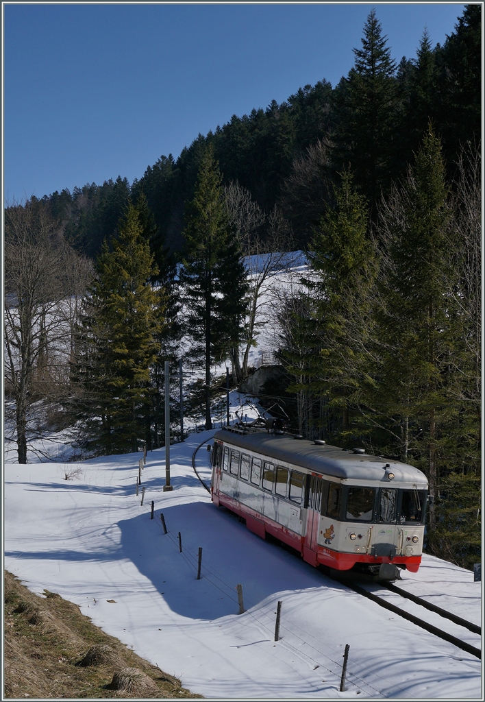Der tansN BDe 4/4 N° 3 erreicht in Kürze, von Le Locle kommend, Les Frêtes. 18. März 2016