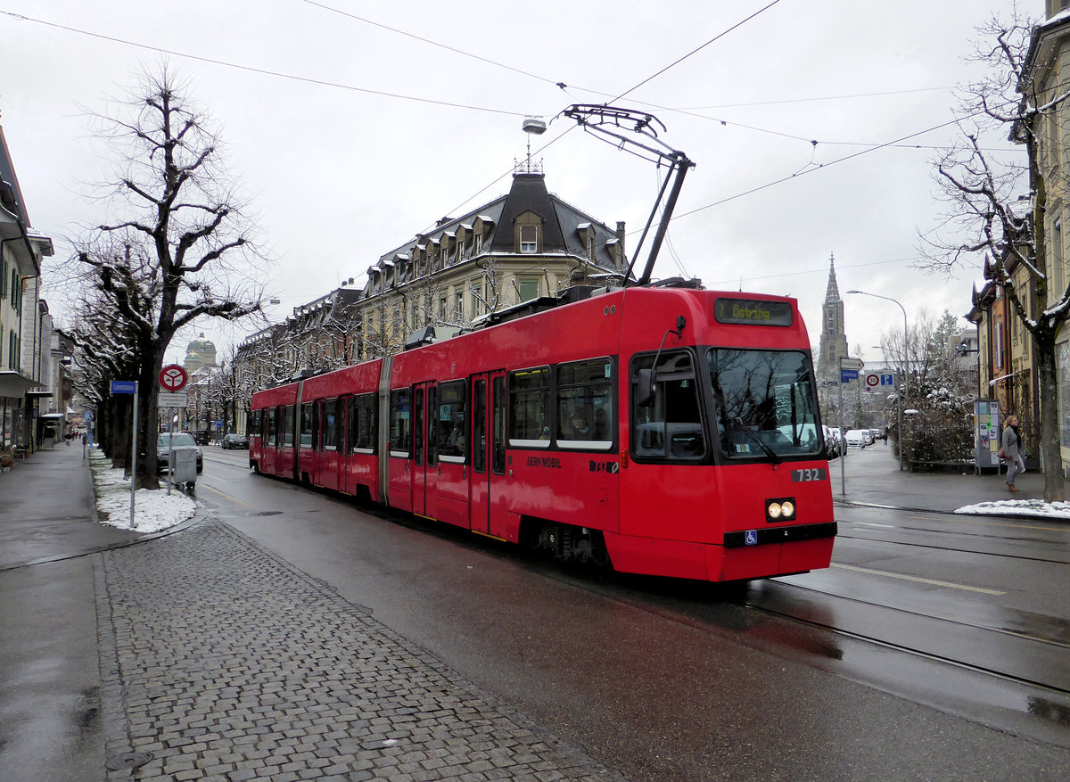 Der Teil-Niederflurgelenkwagen 732 zwischen Berner Münster und Bundeshaus. 27.Februar 2020