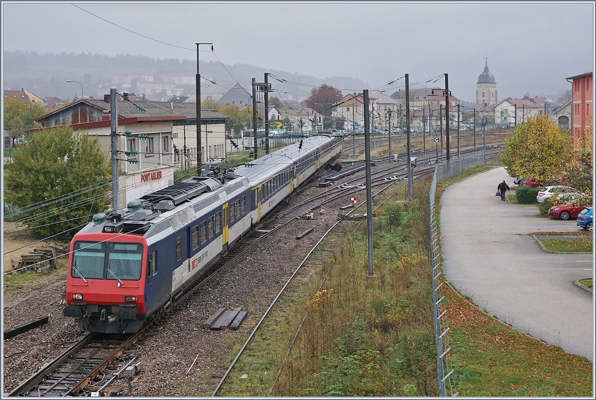 Der TER 18121 erreicht von Frasne kommend den Bahnhof Pontarlier. 

29. Okt. 2019