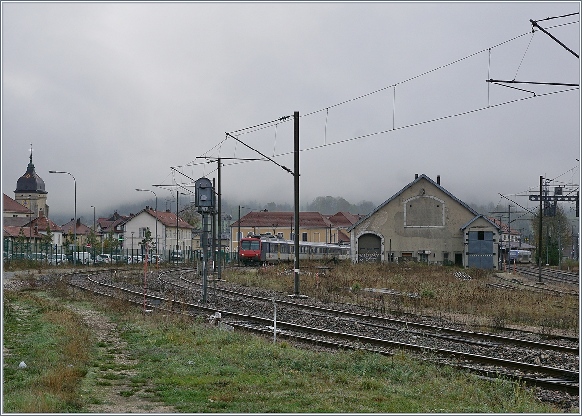 Der TER 18122 verlässt Pontarlier in Richtung Frasne.

29. Okt. 2019