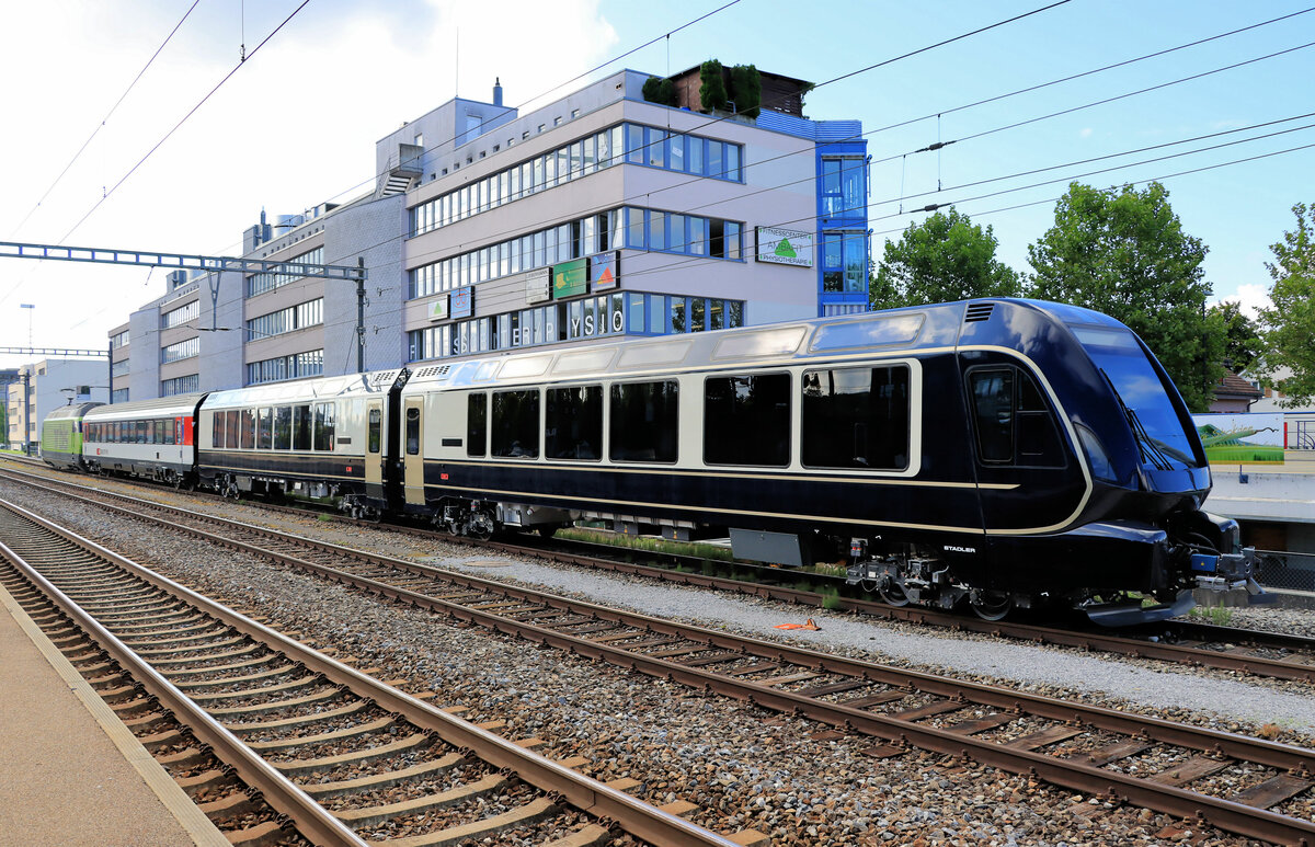 Der Testzug mit den umspurbaren MOB-Wagen: Der Zug besteht aus der BLS Lok 465 011, dem SBB EW IV 21-75 126, dem MOB Interface-Wagen Bsi 293 und dem MOB Steuerwagen ABst 382. Gümligen, 23.August 2021  