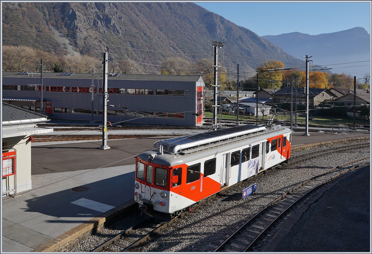 Der TMR / MC BDeh 4/4 N° 8 (TSI Nr: 90 85 838 0008-5) im Baustellenbedingten Pendel-Verkehr Vernayaz MC - Martigny - Vernayaz MC beim Aufenthalt in Vernayaz MC. Dieser Aufenthalt dauerte eine guten halbe Stunde, dann fuhr der Triebwagen die 4.8 Kilometer nach Martiny und kehrte nach einem kurzen Aufenthalt von dort wieder zurück. Die drei ersten Triebwagen wurden als ABDeh 4/4 N° 4, N° 5 und N° 6 im Jahre 1957 ausgeliefert, die beiden ABDeh 4/4 N° 7 und N° 8 folgten 1964. Nach dem Wegfall der 1. Klasse bei der MC wurde sie 1980 in BDeh 4/4 umbezeichnet.
18. Nov. 2018