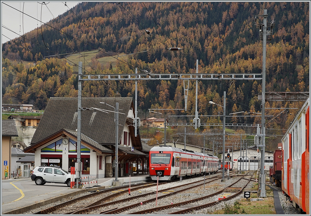 Der TMR RegionAlps RABe 525 041 (UIC 94 85 7525 041-0 CH-RA) wartet in Orsières auf die Rückfahrt nach Sembrancher. Schienbar zu Schulungzwekcen ist dahinter ein weiter Region Alpes RABe 525 im Einsatz. 

5. November 2020