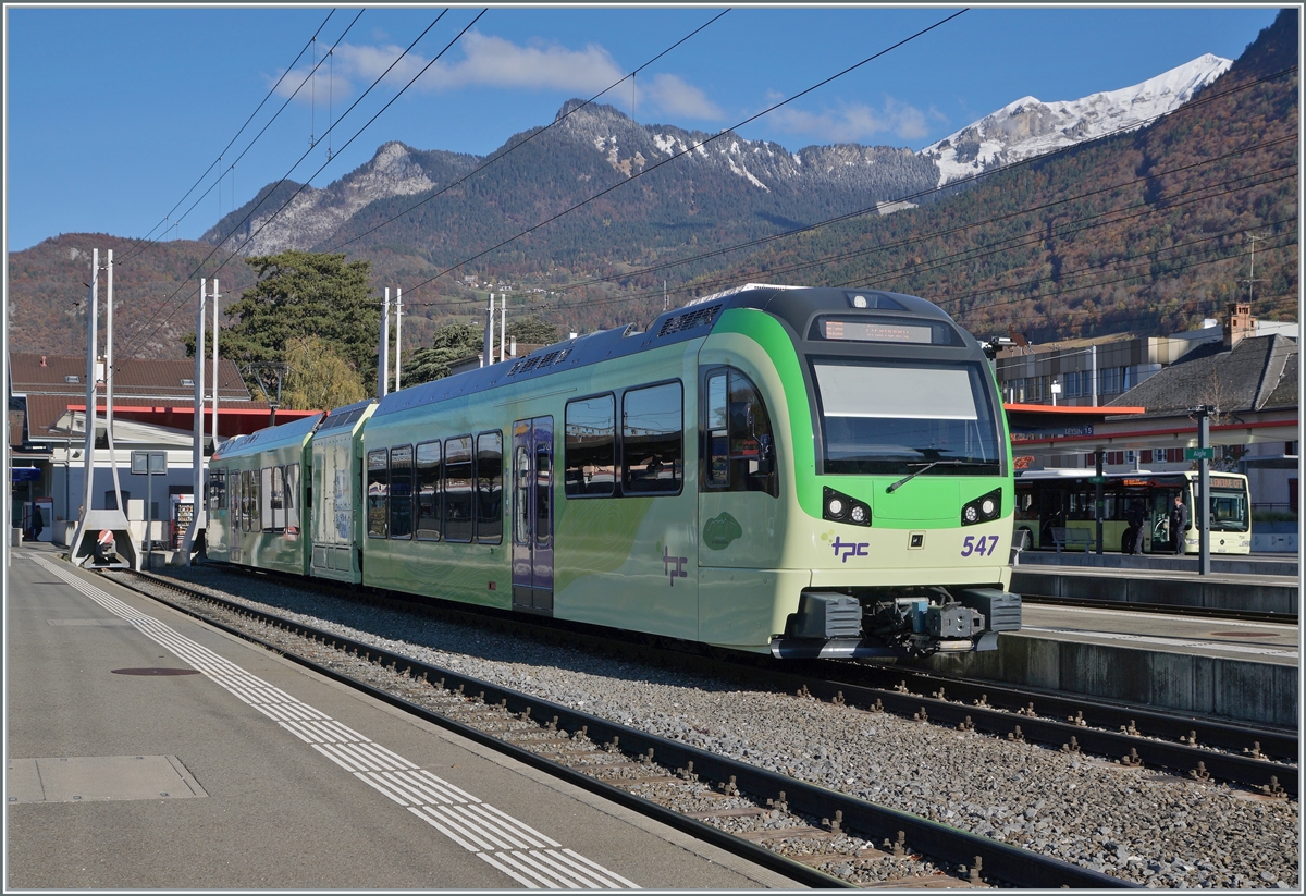 Der TPC Beh 2/6 547  La Haute Cime  in Aigle Unter dem Führerstandsfenster erkennt man die Beschriftung  La Haute Cime 

5. November 2021