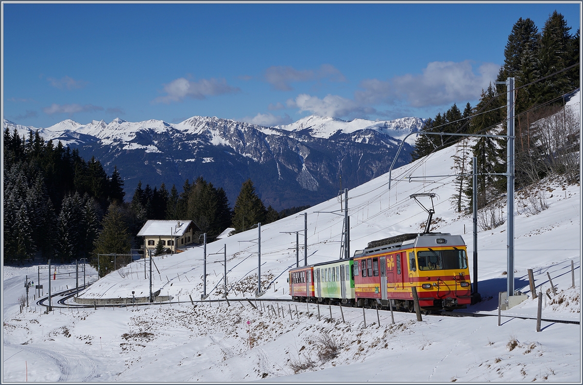
Der TPC BVB BDeh 4/4 83 auf der Fahrt Richtung Villars sur Ollon kurz vor dem Bahnhof Col-du-Soud.

5. März 2019
