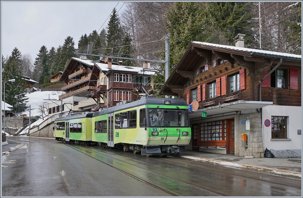 Der TPC BVB BDeh 4/8 93 verlässt als Regionalzug 536 den Bahnhof Arveyes und wird in Kürze sein Ziel Villars sur Ollon erreichen.

12. März 2019