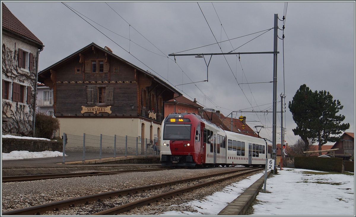 Der TPF Be 2/4 101 und ABe 2/4 102 (mit Zwischenwagen) erreichten als S 52 14904 von Châtel-St-Denis nach Bulle den Bahnhof Semsales.
29. Jan. 2016