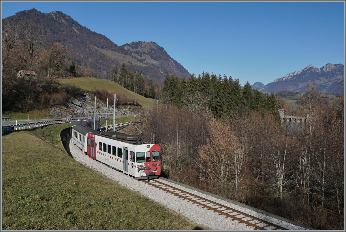 Der TPF Be 4/4 121 mit dem B 207 (ex MOB), B209 (ex MOB) und dem ABt 221 ist kurz nach Lessoc entlang des Stausees Lac de Lessoc als RER 51 14766 unterwegs.

26. Nov. 2020