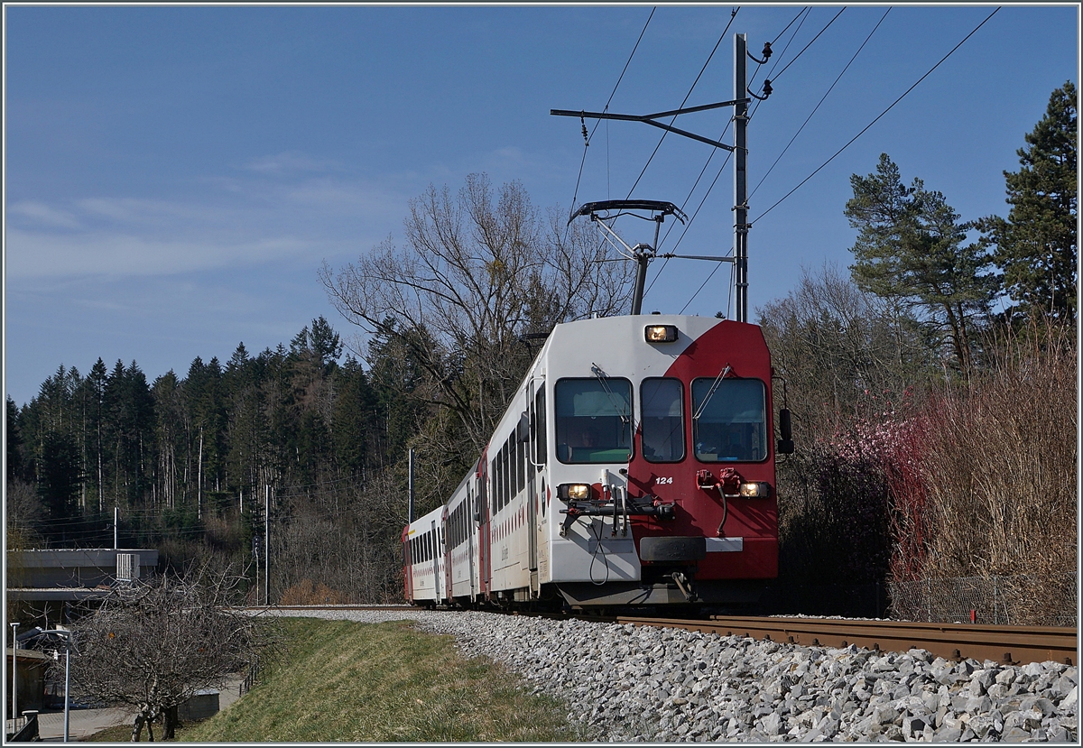 Der TPF Be 4/4 124 mit dem Bt 224 und ABt 223 auf der Fahrt von Bulle nach Broc Fabrique kurz vor der Ankunft im Bahnhof von Broc Village. Nach Ostern wird die Strecke von Meter- auf Normalspur umgebaut.

2. März 2021