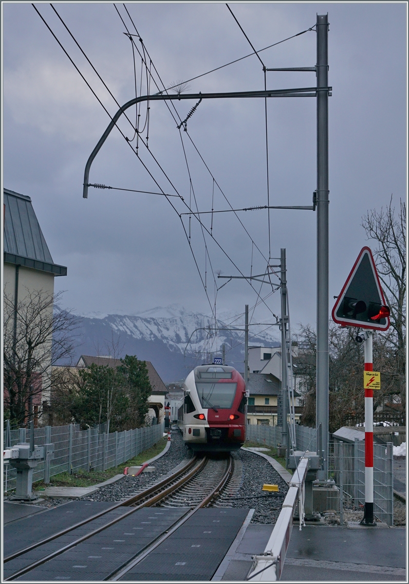 Der TPF RABe 527 198  Groupe Grisoni  und der RABe 527 192 als RE 3812 von Bern nach Broc Village kurz nach der Abfahrt in Bulle als  Nachschuss. Gefallen finde ich auch an der Fahrleitung, die weiterhin die relativ zierliche TPF Bauart nutzt. 

22. Dezember 2022 