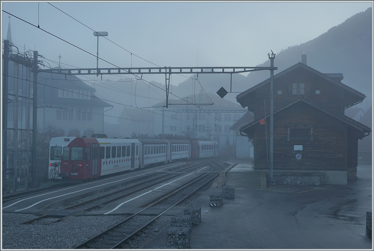 Der TPF RER 60 14954 beim Halt in Broc-Village. Ab nächstem Jahr soll die Strecke von Bulle nach Broc Farbrique auf Normalspur umgebaut werden.

26. Nov. 2020
