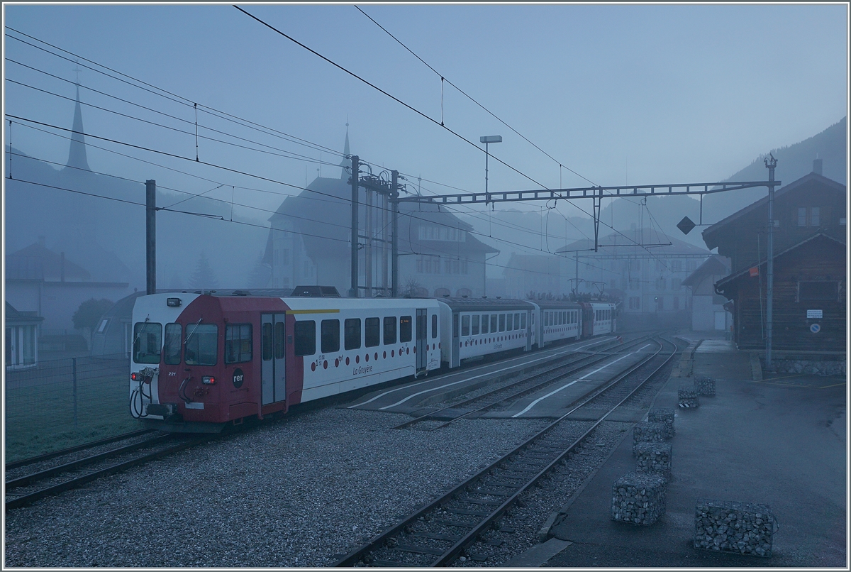 Der TPF RER 60 14954 beim Halt in Broc-Village. Ab nächstem Jahr soll die Strecke von Bulle nach Broc Farbrique auf Normalspur umgebaut werden.

26. Nov. 2020