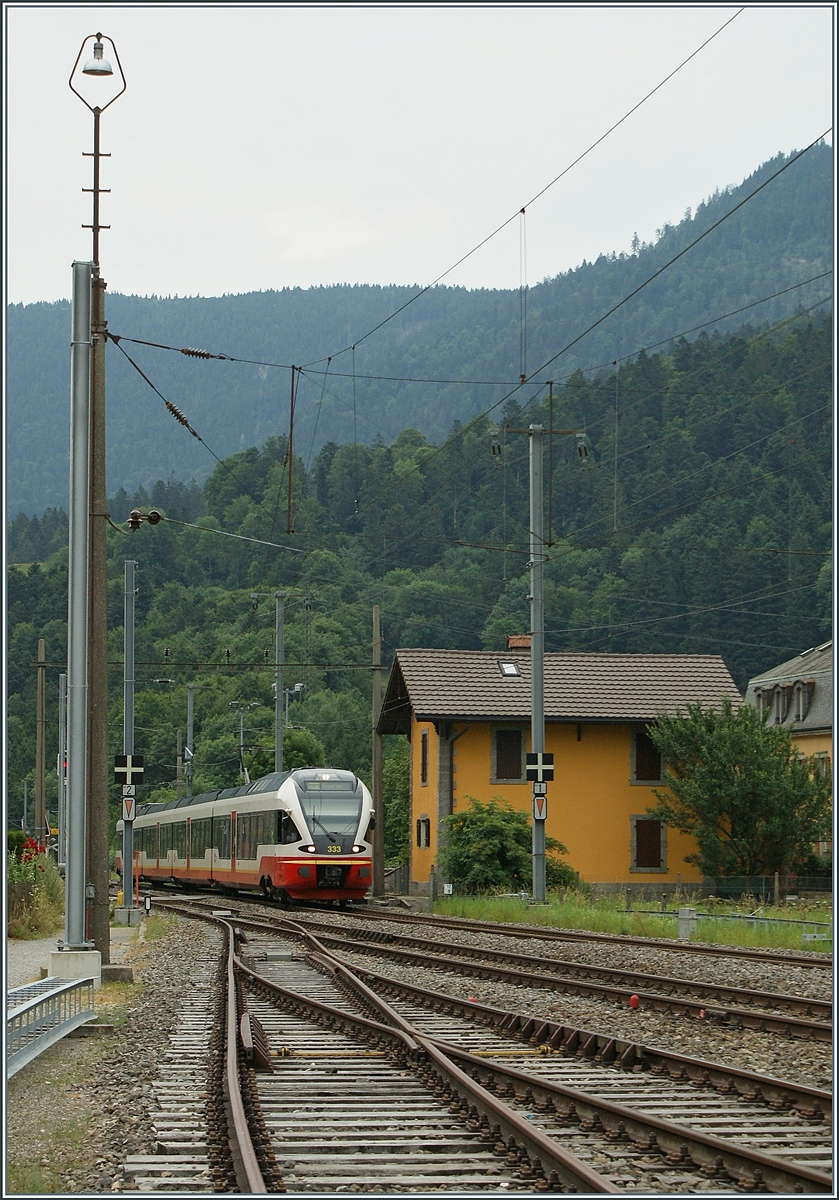 Der TransN damals TRN RABe 527 331 auf der Fahrt nach Buttes erreicht Noiraigue.

22. Juli 2010