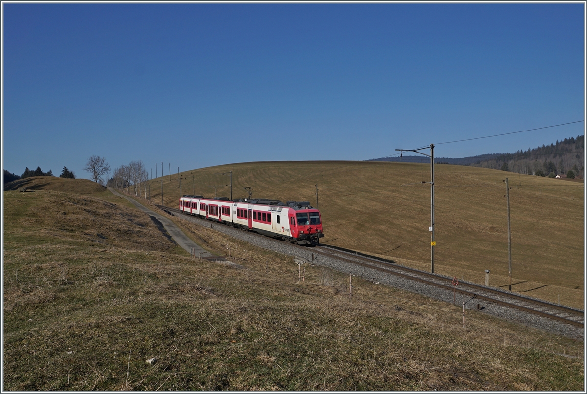 Der Travys RBDe 560 384-0 (RBDe 560 DO TR 94 85 7 560 384- CH-TVYS)  Lac Brenet  mit B und ABt ist als Regionalzug von Le Brassus nach Vallorbe kurz vor Les Charbonnières unterwegs, im Hintergrund sind einige Gamsen beim Frühstück zu sehen. 

24. März 2022