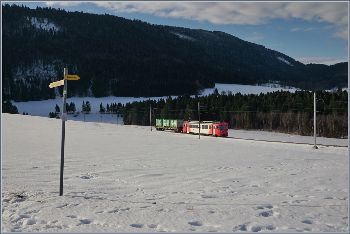 Der TRAVYS YStC Be 4/4 N+ 1 schleppt einen aufgebockten Müll-Container-Wagen nach Ste Croix und erreicht in wenigen Minunten sein Ziel.
14. Feb. 2017