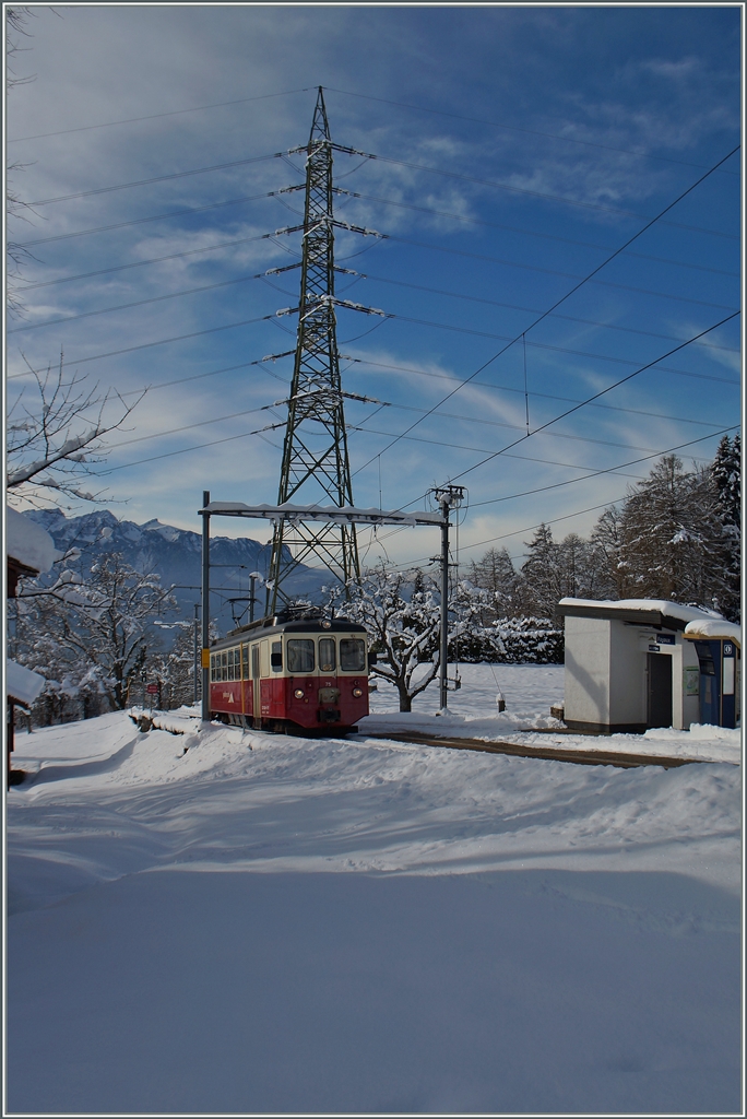 Der trotz bestem Wintersportwetter solo fahrende CEV BDeh 2/4 75 erreicht auf seiner Fahrt als Regioanlzug 1383, von Blonay (622 m�M) nach Les Pleiades (1348 m�M) unterwegs, den Halt Fayaux 970 m�M). 21. Jan. 2015