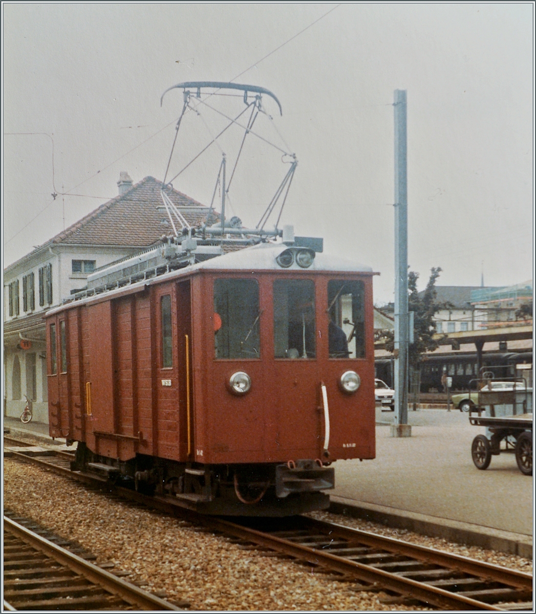 Der WSB De 4/4 N° 42 ( Revisionsdatum R1 5.11.82) ist Aarau WSB unterwegs. 

Analogbild vom 23. Mai 1984