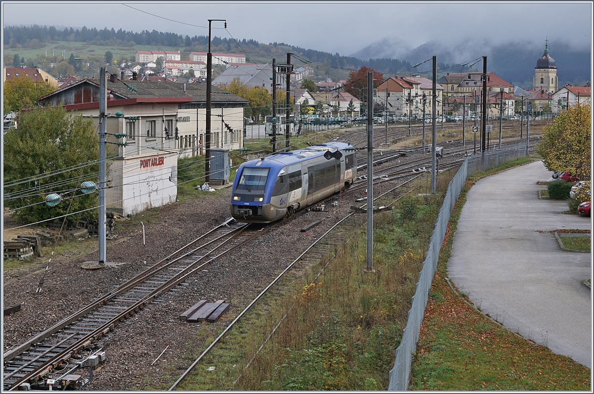 Der X 73608 verlässt Pontarlier mit dem Ziel Dole Ville in Richtung Frasne. 

29. Okt. 2019