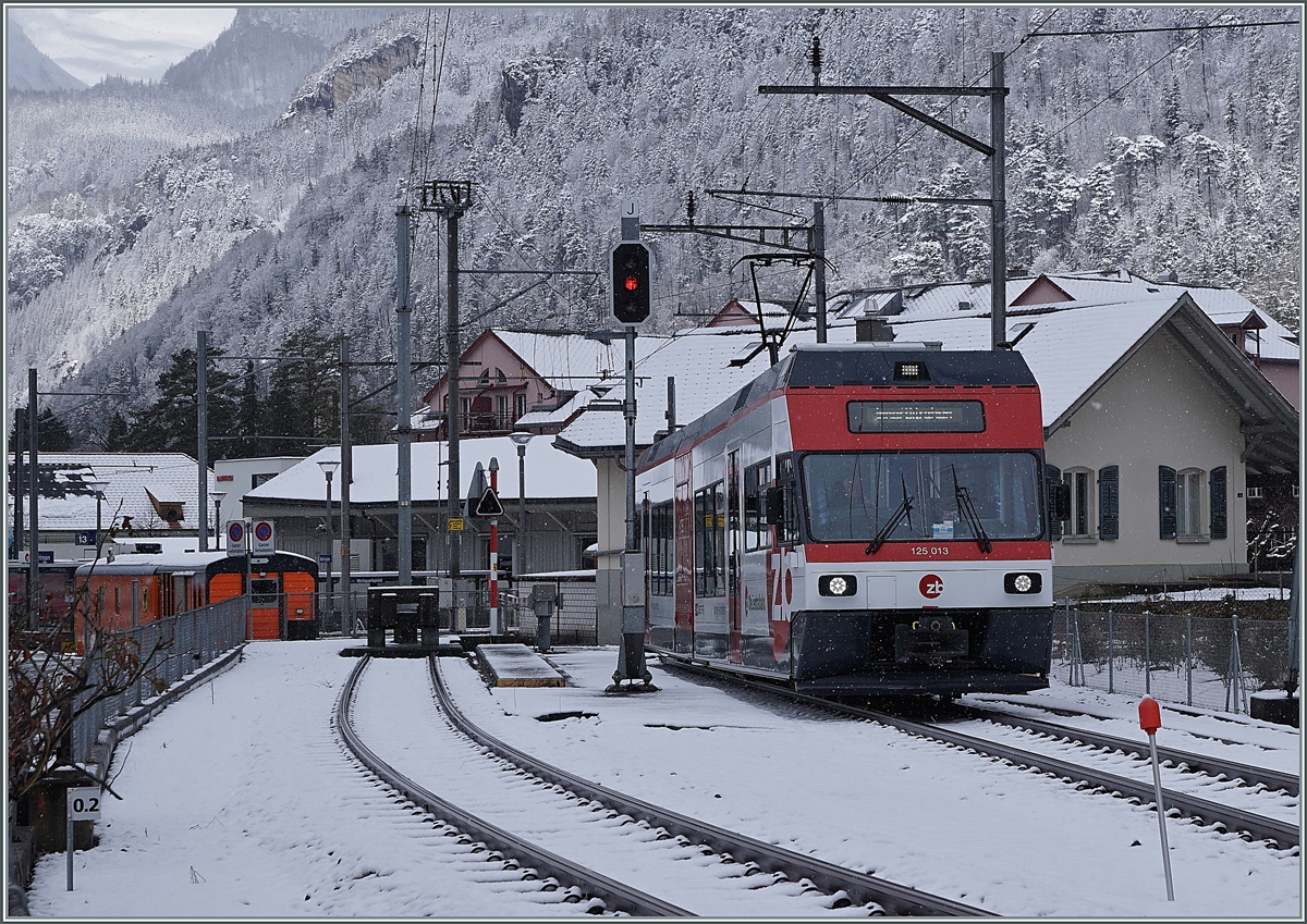 Der Zentralbahn Be 125 013 (90 85 847 0013-6) fährt auf dem Weg nach Innertkichen bei der ehemaligen MIB Bahnhof von Meiringen durch.

16. März 2021