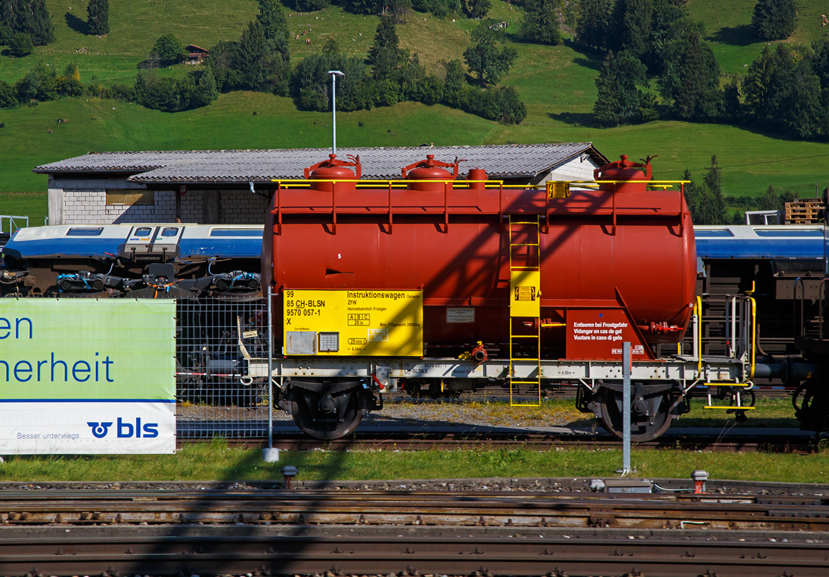 Der zweiachsige BLS Instruktionswagen Oelwehr ZfW (Kesselwagen bzw. Zisternenwagen), X 99 85 9570 057 - 1 CH – BLSN, ex BLS X 40 63 94 07 057, der BLS Netz AG abgestellt am 08.09.2021 beim Bahnhof Frutigen im Berner Oberland, aufgenommen aus einem Zug heraus.

TECHNISCHE DATEN (laut Anschriften):
Baujahr: 1947
Spurweite: 1.435 mm (Normalspur)
Länge über Puffer: 8.340 mm
Achsabstand: 4.500 mm
Eigengewicht: 11.900 kg
Max. Ladegewicht: 20 t (ab Streckenklasse A)
Max. Volumen: 25.000 l
Bremse: Dr (Drolshammer-Bremse)