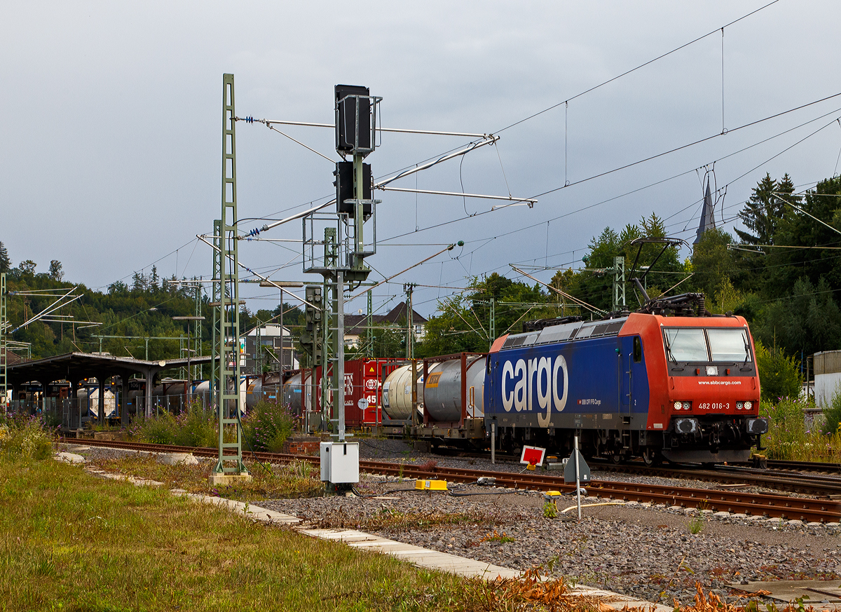 Die an die DB Cargo Deutschland AG vermietete Re 482 016-3 (91 85 4482 016-3 CH-SBBC) der SBB Cargo AG fährt am 20.08.2021 mit einem Container-Zug durch Betzdorf/Sieg in Richtung Köln.

Die TRAXX F140 AC1 wurde 2003 von Bombardier in Kassel unter der Fabriknummer  33565 gebaut und an die SBB Cargo AG geliefert. Sie hat die Zulassungen und Zugbeeinflussungssysteme für die Schweiz und Deutschland. Zurzeit ist sie an die DB Cargo vermietet.