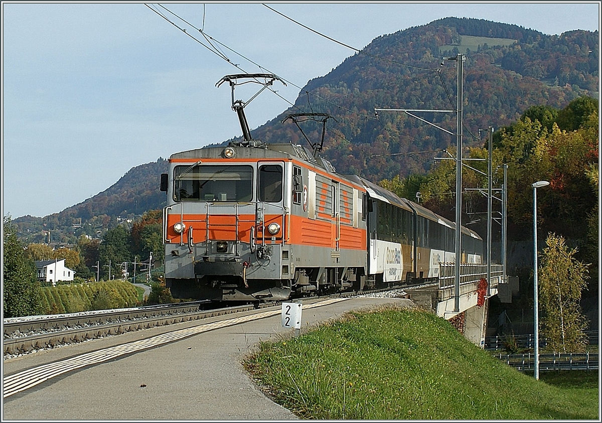 Die bei der GFM/TPF eher wenig gebrauchten GDe 4/4 kamen 2008 zur MOB und verkehrten noch einige Zeit in den GFM/TPF Farbgebung.
Hier erreicht eine der beiden Lok mit einem Goldenpass Panoramic den Haltepunkt  Le Ch�telard , oberhalb vom Montreux.
12. Okt. 2008 