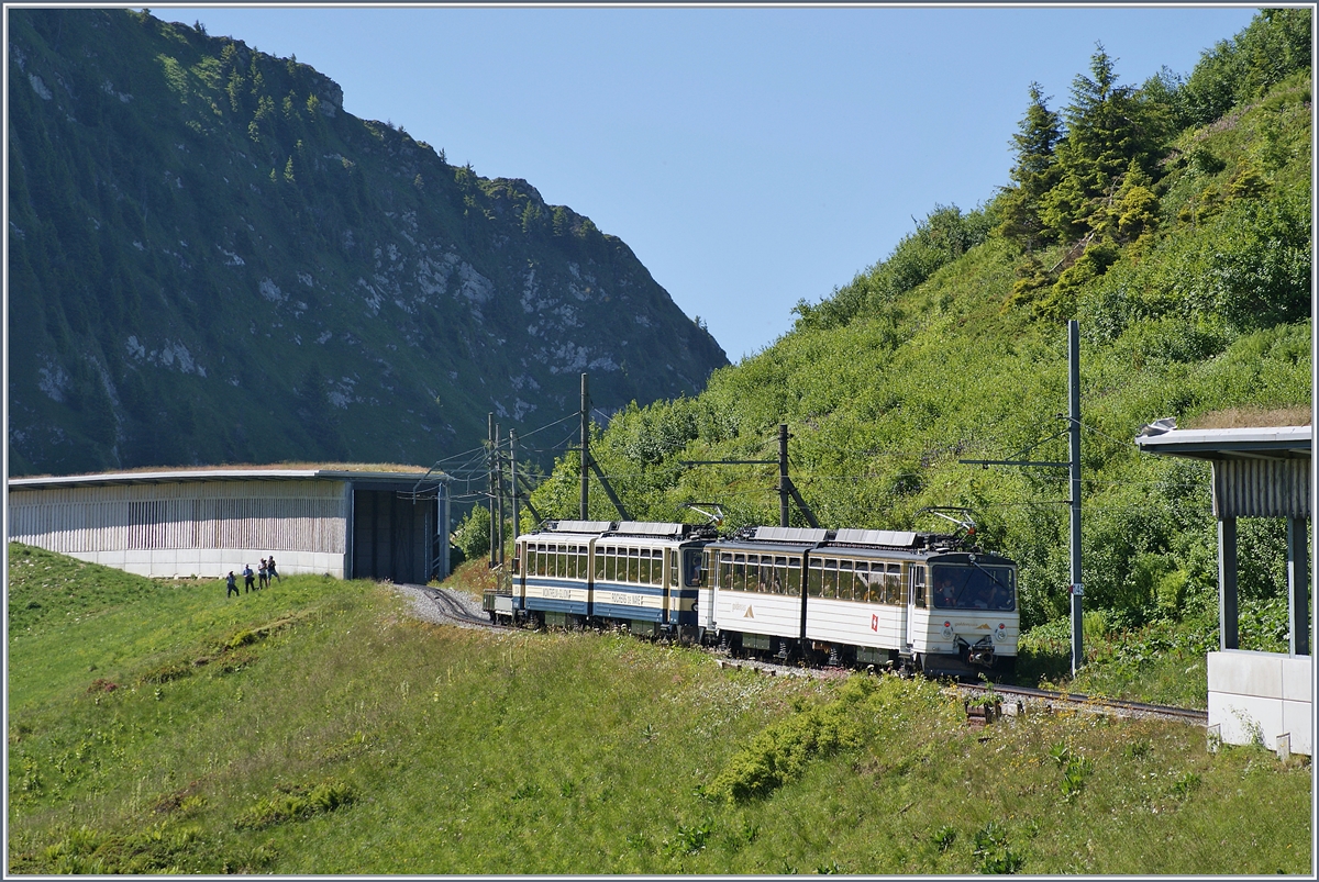 Die beiden Bhe 4/8 304 und 305 zwischen Jaman und der Gipfelstation.
1. Juli 2018