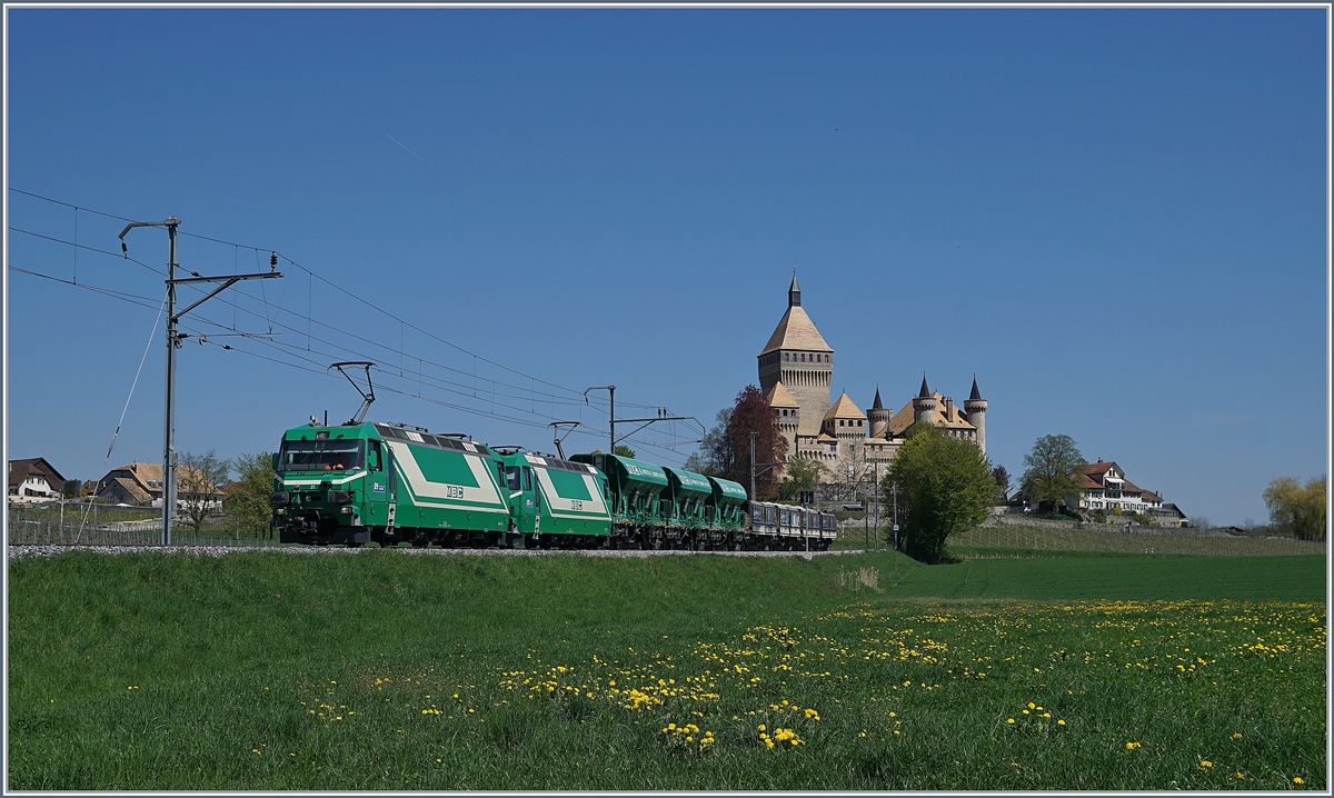 Die beiden Ge 4/4 21 und 22 mit dem Kieszug Apples - Gland vor der Kulisse des Château de Vufflens. 
19. April 2018
