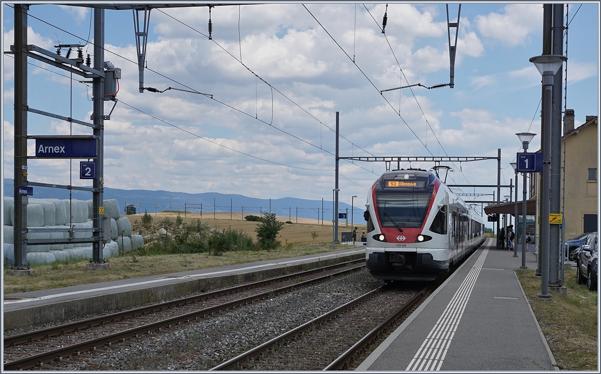 Die beiden SBB RABe 523 027 und 059, unterwegs als RER Vaud von Vallorbe nach Villeneuve beim Halt in Arnex.

14. Juli 2020